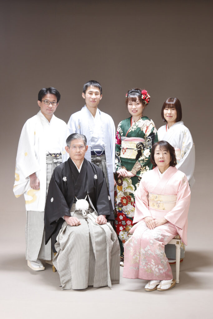 成人振袖と家族全員着物の写真