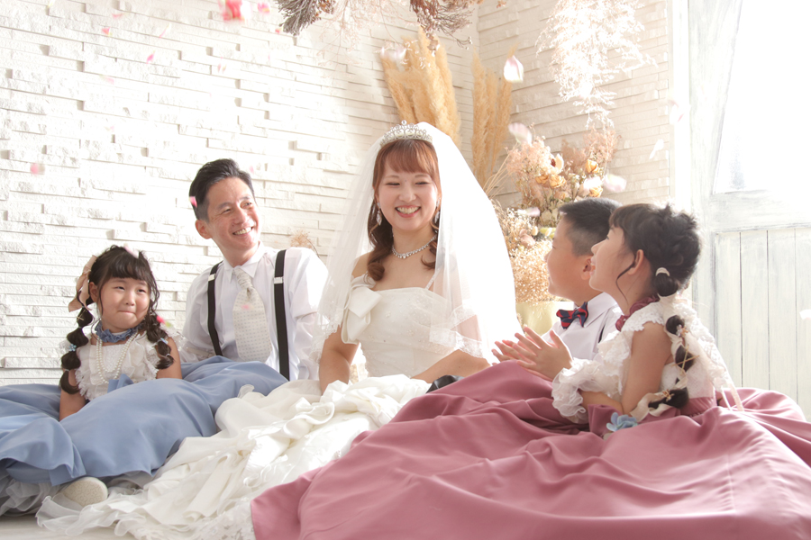 ブライダル　フォトウエディング　ウエディングドレス　写真館　フォトスタジオ　前撮り　後撮り　結婚記念　家族写真